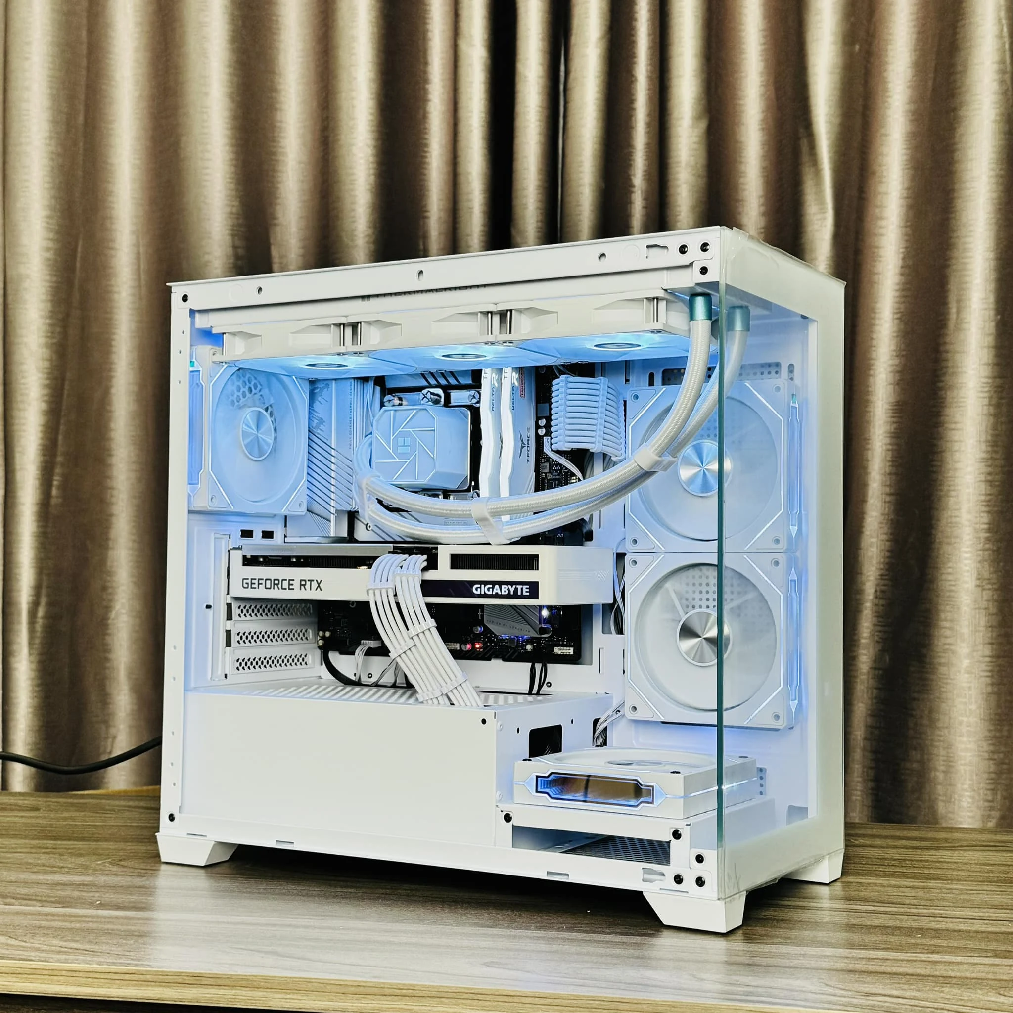 Giá đỡ VGA Jungle Leopard ARGB White - NEW